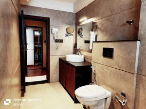 Hotel Tenzing's Glory Darjeeling في دارجيلنغ: حمام مع مرحاض ومغسلة