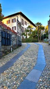 een geplaveid pad voor een gebouw bij Palmarea House in Nebbiuno