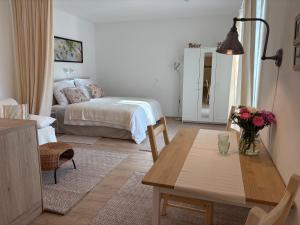 Giường trong phòng chung tại Naturgartenurlaub in Steffis Ferienwohnungen