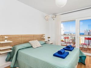 ein Schlafzimmer mit einem Bett mit blauen Handtüchern darauf in der Unterkunft Apartment Diana by Interhome in Benalmadena Costa
