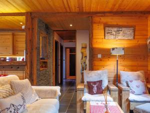 Posezení v ubytování Chalet Le Bouquetin by Interhome