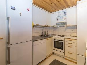 Køkken eller tekøkken på Holiday Home Parintie 3 d 21 by Interhome