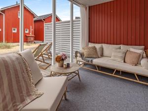 Χώρος καθιστικού στο Holiday Home Hailuodon villa merituuli by Interhome