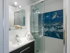 Apartment Les Hauts de la Corniche by Interhome في ميميزا-بلاج: حمام مع حوض ودش زجاجي