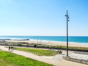 Apartment Les Hauts de la Corniche by Interhome في ميميزا-بلاج: شاطئ مع عمود ضوء والمحيط