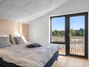 Un pat sau paturi într-o cameră la Holiday Home Daren - 700m from the sea by Interhome