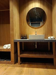 The Himalayan Tyangboche في Lukla: حمام مزود بحوض ومِرآة