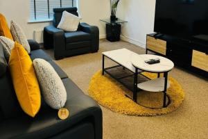 Et opholdsområde på House - Sleeps 8 - Parking - Garden