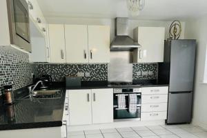 Køkken eller tekøkken på House - Sleeps 8 - Parking - Garden