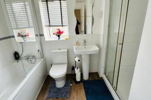 Et badeværelse på House - Sleeps 8 - Parking - Garden + 5 billeder