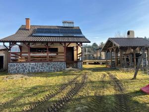 una casa con pannelli solari sopra di essa di K&N vendégház a VoÅŸlobeni
