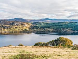 Holiday Home Bunloit Farmhouse by Interhome في Inverfarigaig: منظر لبحيرة مع الجبال في الخلفية