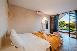 Ένα ή περισσότερα κρεβάτια σε δωμάτιο στο Villa piscine privée sans vis à vis, Vue superbe, Proche centre - Fibre Optique Wifi - Family Only +173 φωτογραφίες