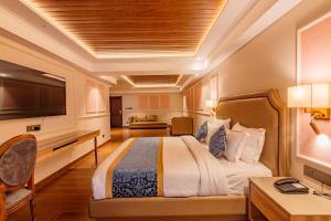 Hotel Tenzing's Glory Darjeeling في دارجيلنغ: غرفة فندق بها سرير وتلفزيون