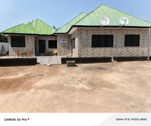 een gebouw met daarop twee satellietschotels bij UniZone Guest House in Sunyani