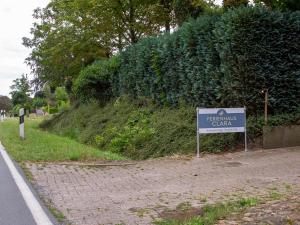 een bord aan de kant van een weg bij Ferienhaus Clara in Klein Scharrel