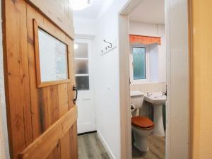 Bumble Bee at 2 Clematis Cottage في Hopton Wafers: حمام مع مرحاض ومغسلة +16 صورة