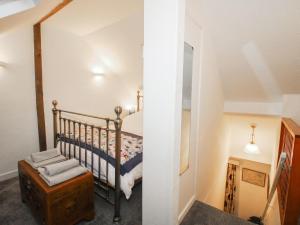 Bumble Bee at 2 Clematis Cottage في Hopton Wafers: غرفة نوم بها سرير بطابقين وسلم يؤدي إلى العلية