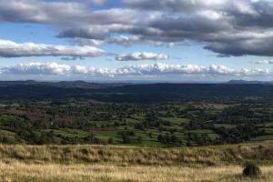 Bumble Bee at 2 Clematis Cottage في Hopton Wafers: إطلالة على الريف من أعلى التل