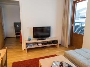 Holiday Home Nordic chalet 8202 by Interhome في يلاس: غرفة معيشة مع تلفزيون بشاشة مسطحة على طاولة