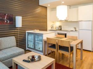 Holiday Home Nordic chalet 8202 by Interhome في يلاس: مطبخ مع طاولة وغرفة طعام