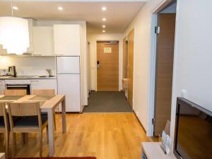 Holiday Home Nordic chalet 8202 by Interhome في يلاس: مطبخ مع طاولة وغرفة طعام