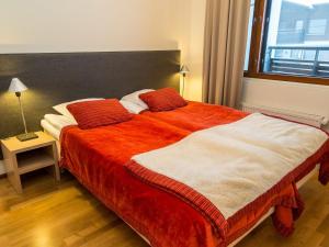 Holiday Home Nordic chalet 8202 by Interhome في يلاس: غرفة نوم بها سرير كبير وبطانية حمراء +7 صور