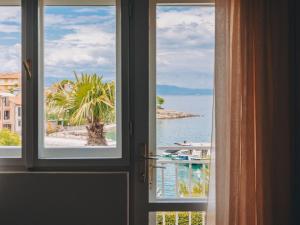 ヴァンタシチにあるHoliday Home Villa Gisela by Interhomeの海の景色を望む開放的なドア