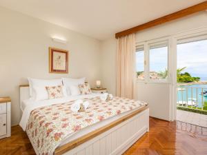 ヴァンタシチにあるHoliday Home Villa Gisela by Interhomeのベッドルーム1室(ベッド1台、動物2匹の詰め物付)