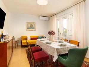 ヴァンタシチにあるHoliday Home Villa Gisela by Interhomeのテーブルとソファのあるリビングルーム