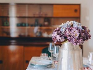 ヴァンタシチにあるHoliday Home Villa Gisela by Interhomeの紫の花瓶