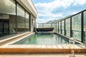 Swimmingpoolen hos eller tæt på Pool & Jacuzzi Seaview Penthouse by Lime Luxe