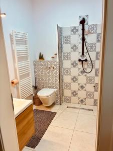 ein Badezimmer mit Toilette und Waschbecken in der Unterkunft Holiday Home in Dejani + 10 Fotos