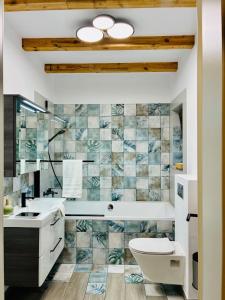 ein Badezimmer mit einem weißen Waschbecken und einer Toilette in der Unterkunft Holiday Home in Dejani