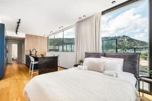 En eller flere senge i et værelse på Pool & Jacuzzi Seaview Penthouse by Lime Luxe + 44 billeder