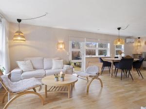 Posezení v ubytování Holiday Home Elaina - 290m from the sea by Interhome