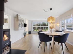 TV a/nebo společenská místnost v ubytování Holiday Home Elaina - 290m from the sea by Interhome