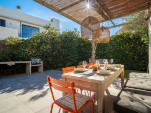 Posezení v ubytování Holiday Home Can Popi by Interhome