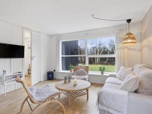 TV a/nebo společenská místnost v ubytování Holiday Home Elaina - 290m from the sea by Interhome