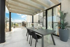 En balkon eller terrasse på Pool & Jacuzzi Seaview Penthouse by Lime Luxe