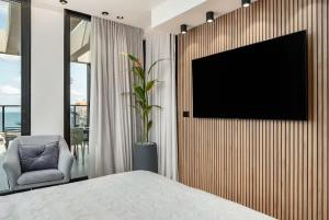 Et tv og/eller underholdning på Pool & Jacuzzi Seaview Penthouse by Lime Luxe