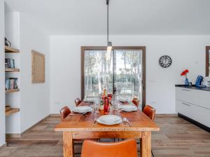 une salle à manger avec une table et des chaises en bois dans l'établissement Villa Can Calablanca by Interhome, à El Tosalet