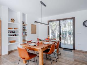 une salle à manger avec une table et des chaises en bois dans l'établissement Villa Can Calablanca by Interhome, à El Tosalet