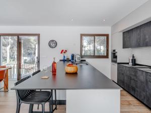une cuisine avec une table et une citrouille. dans l'établissement Villa Can Calablanca by Interhome, à El Tosalet 72 autres photos