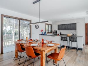 une cuisine et une salle à manger avec une table et des chaises en bois dans l'établissement Villa Can Calablanca by Interhome, à El Tosalet