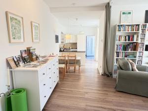 Knihovna v apartmánu