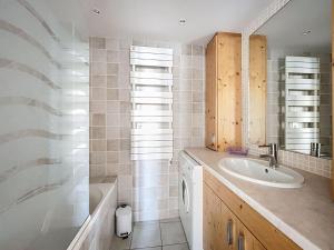 une salle de bain avec un lavabo, des toilettes et une baignoire dans l'établissement Apartment La Nova-2 by Interhome, à Arc 1800