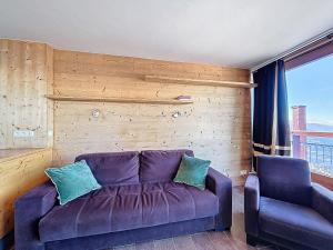 - un salon avec un canapé violet et une fenêtre dans l'établissement Apartment La Nova-2 by Interhome, à Arc 1800