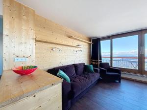 un salon avec un canapé et une table dans l'établissement Apartment La Nova-2 by Interhome, à Arc 1800 17 autres photos