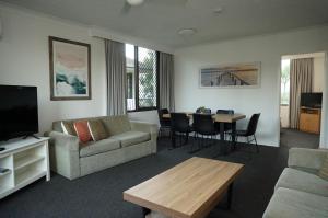 a living room with a couch and a table at Aussie Resort in Gold Coast